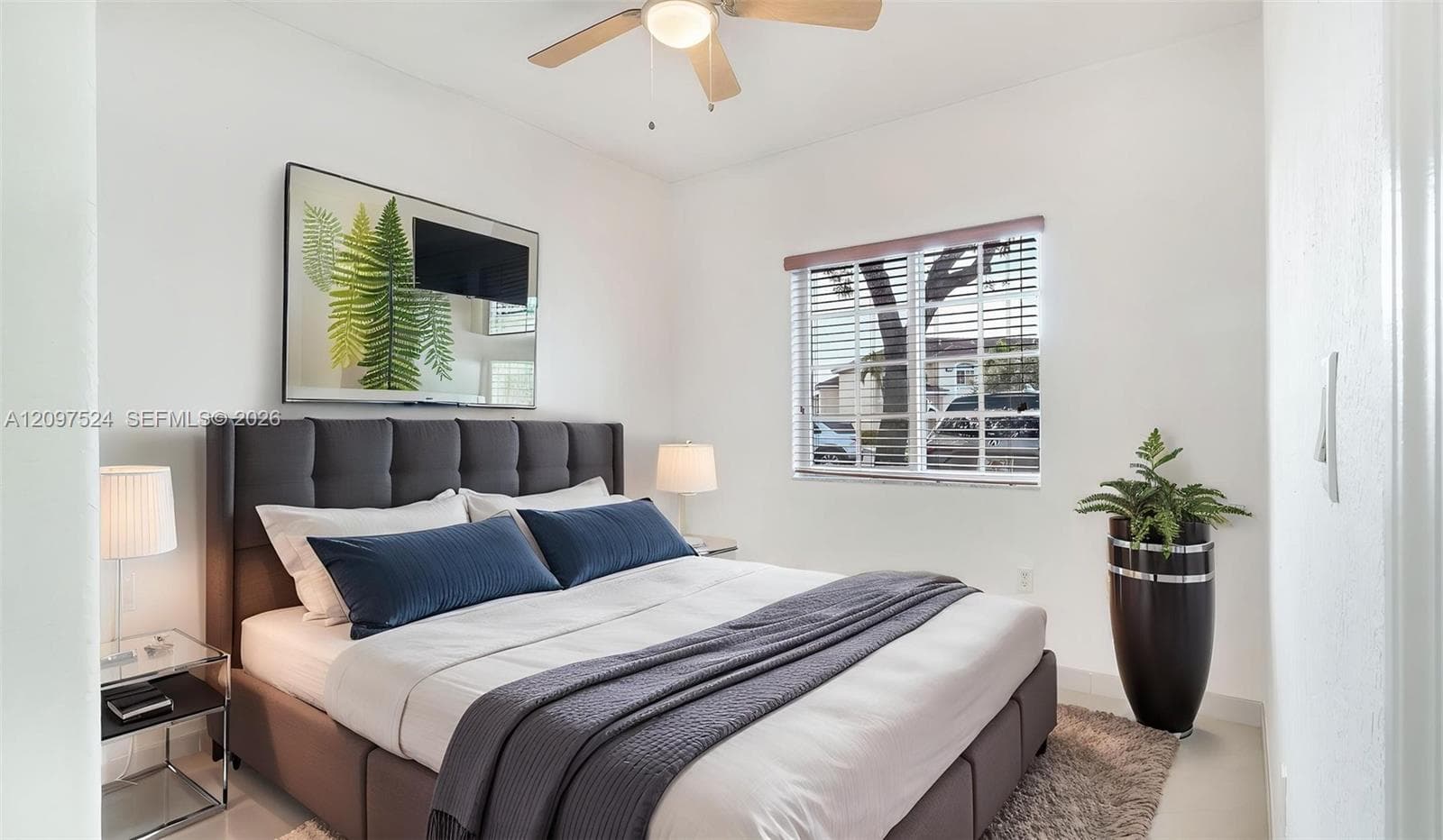 Recessed window with horizontal blinds