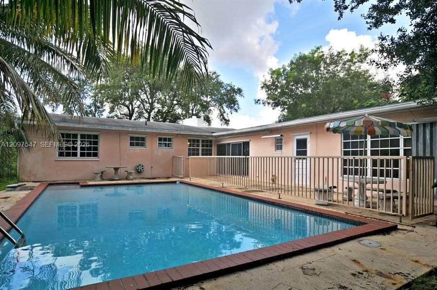 6851 Sunset Dr photo 2