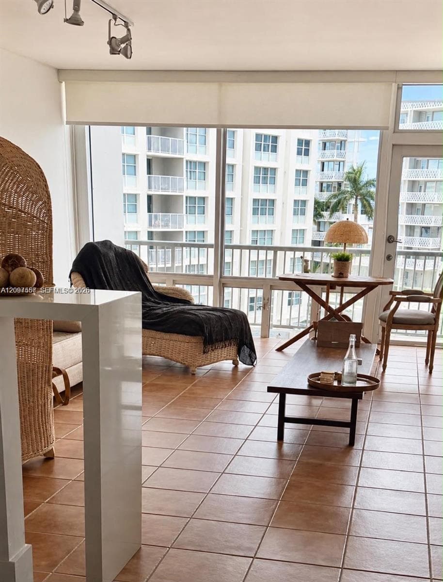 BRICKELL BAY TOWER CONDO · #402 in Miami - Photo 3