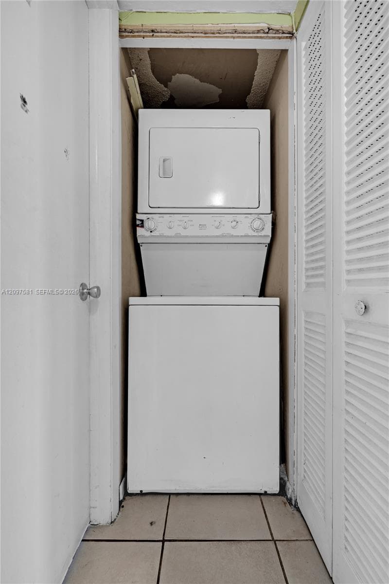 Lakeside XI condominium · #8-5 in Miami - Photo 9