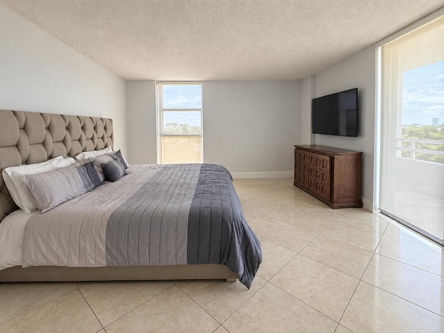Bedroom- virtual cleaned up