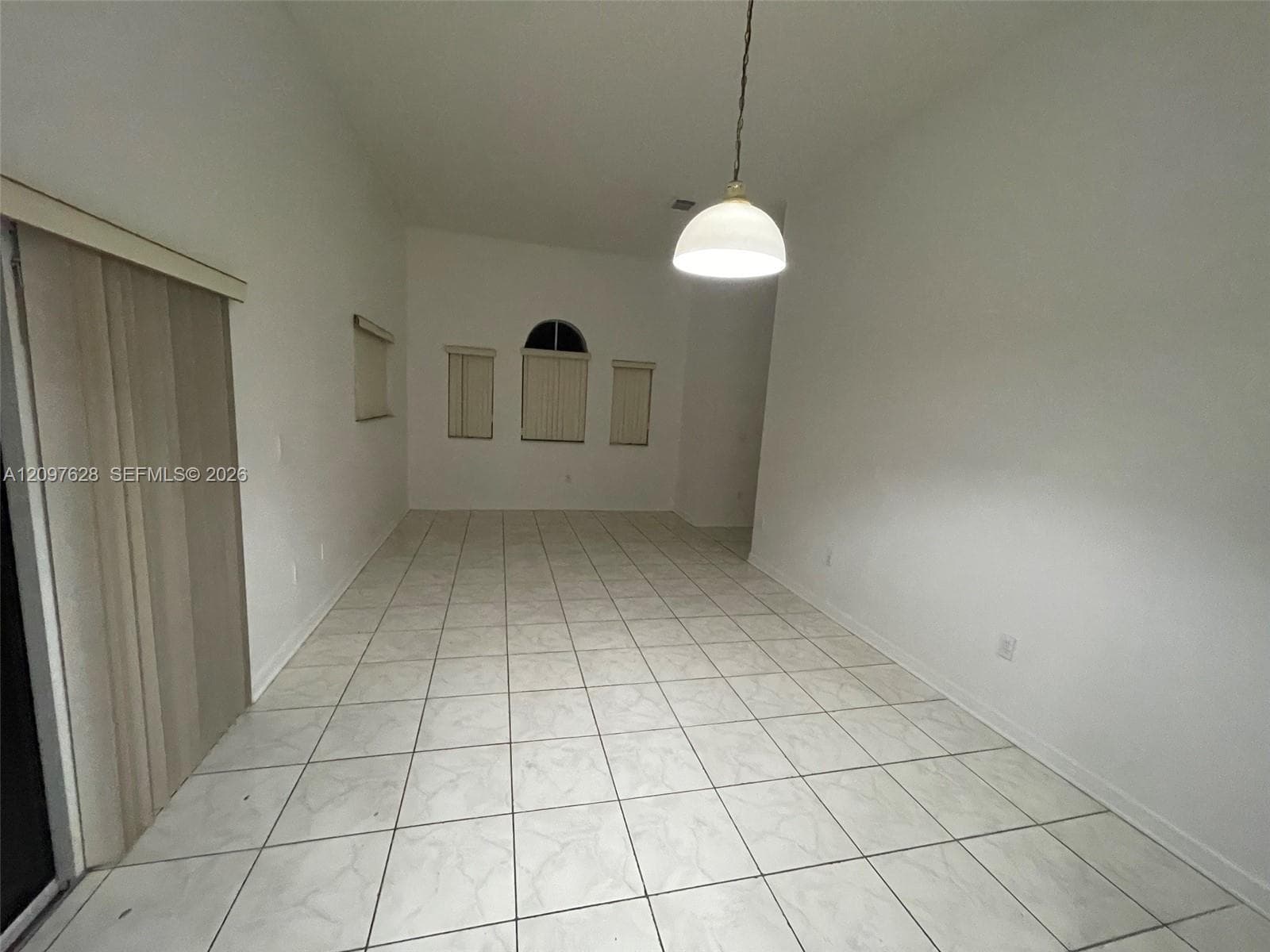 2540 NE 41st Ter photo 4