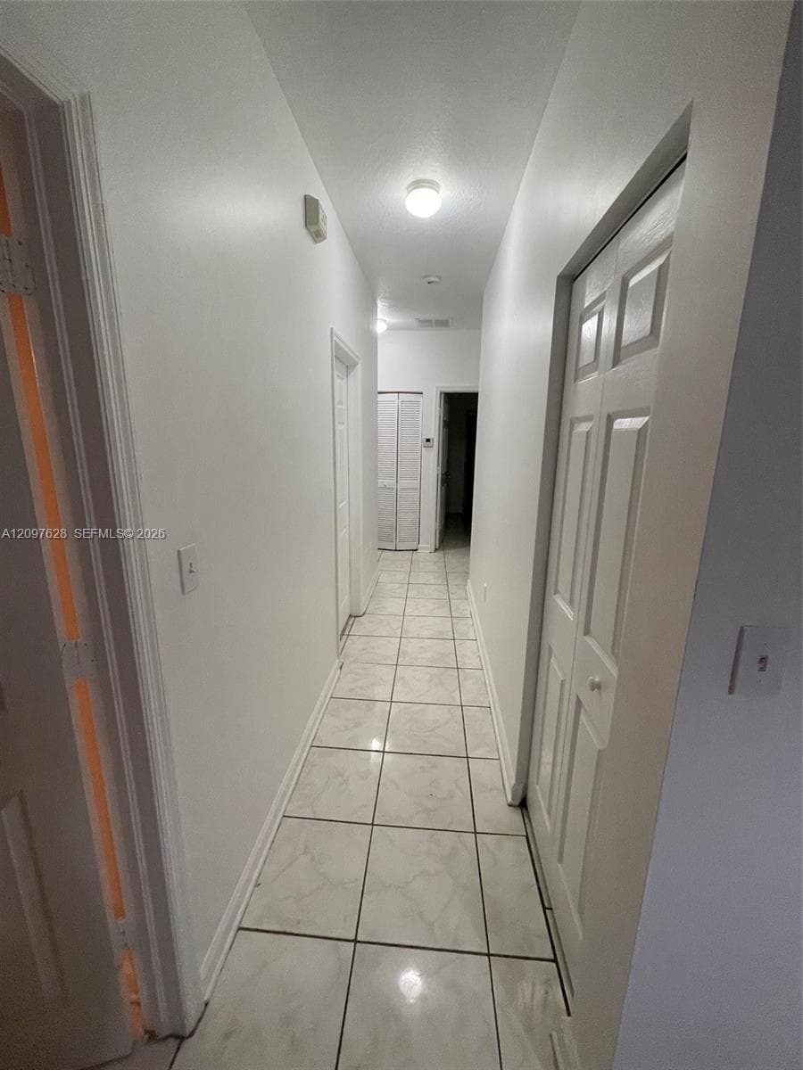 2540 NE 41st Ter photo 8