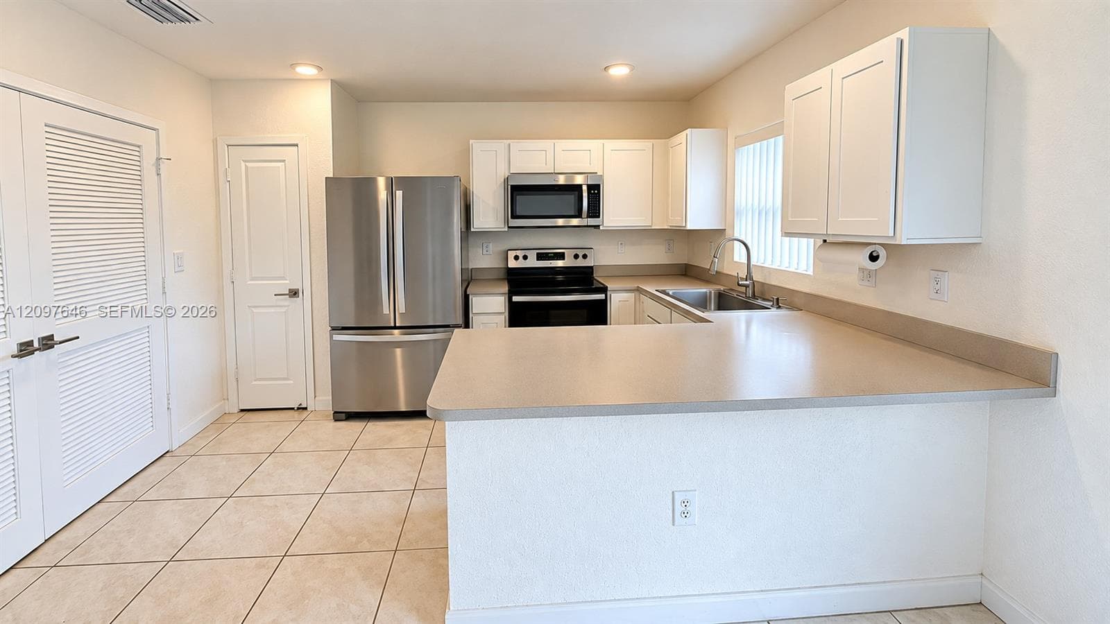 585 NE 5th Pl #585 photo 5
