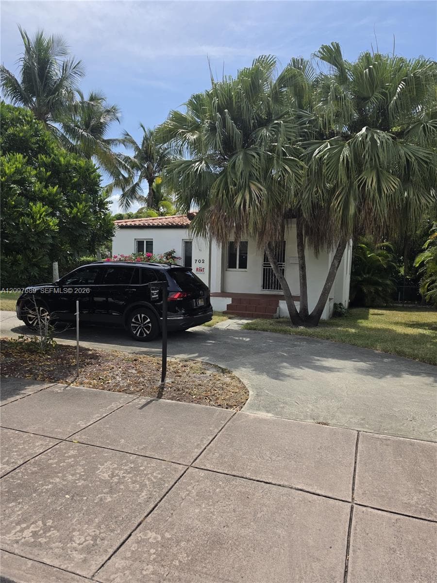 702 Boabadilla St photo 2