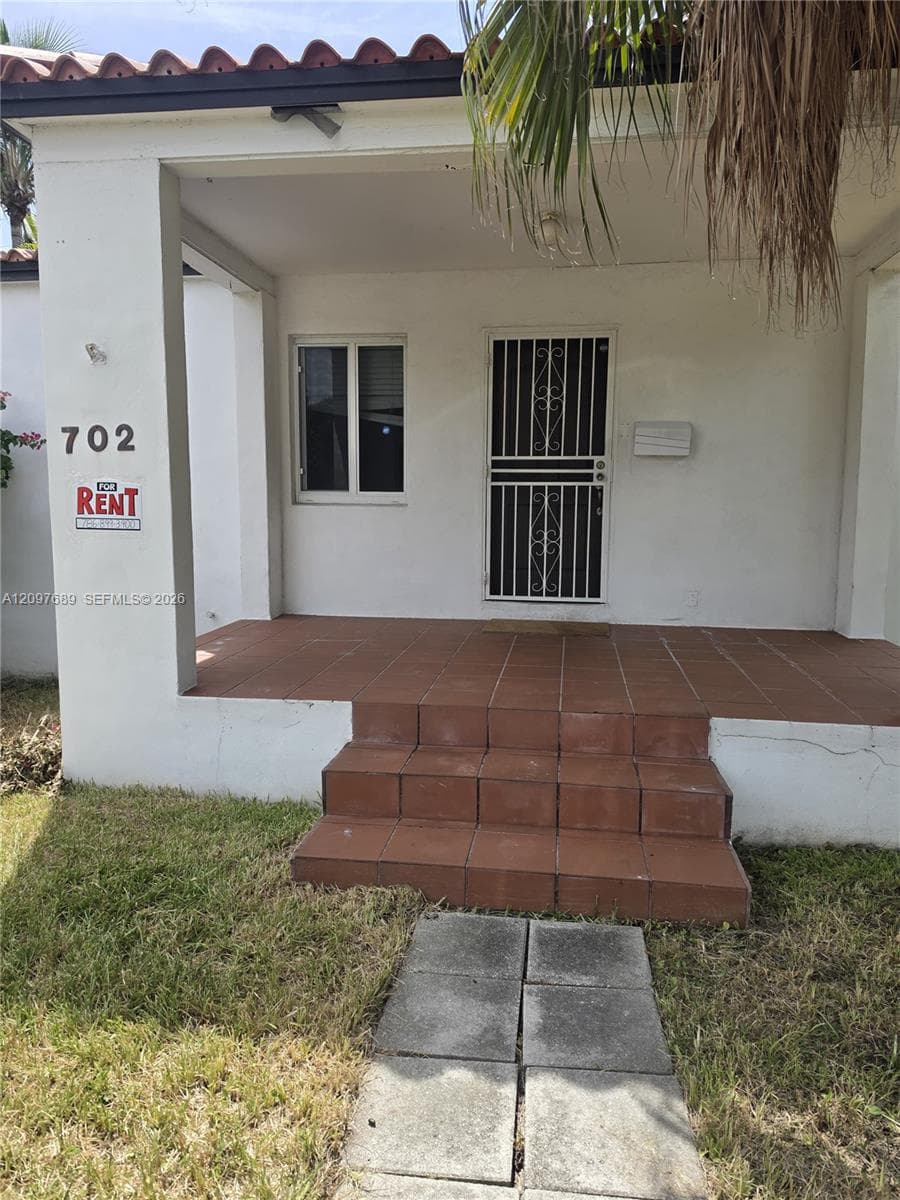 702 Boabadilla St photo 3