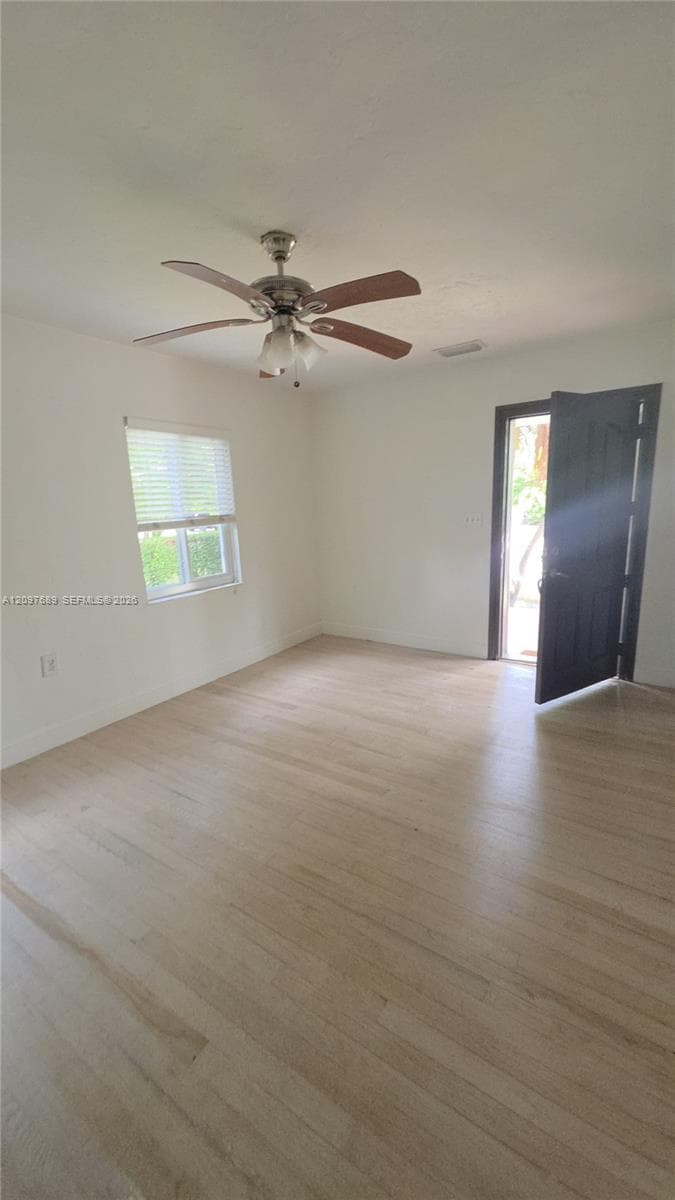 702 Boabadilla St photo 8