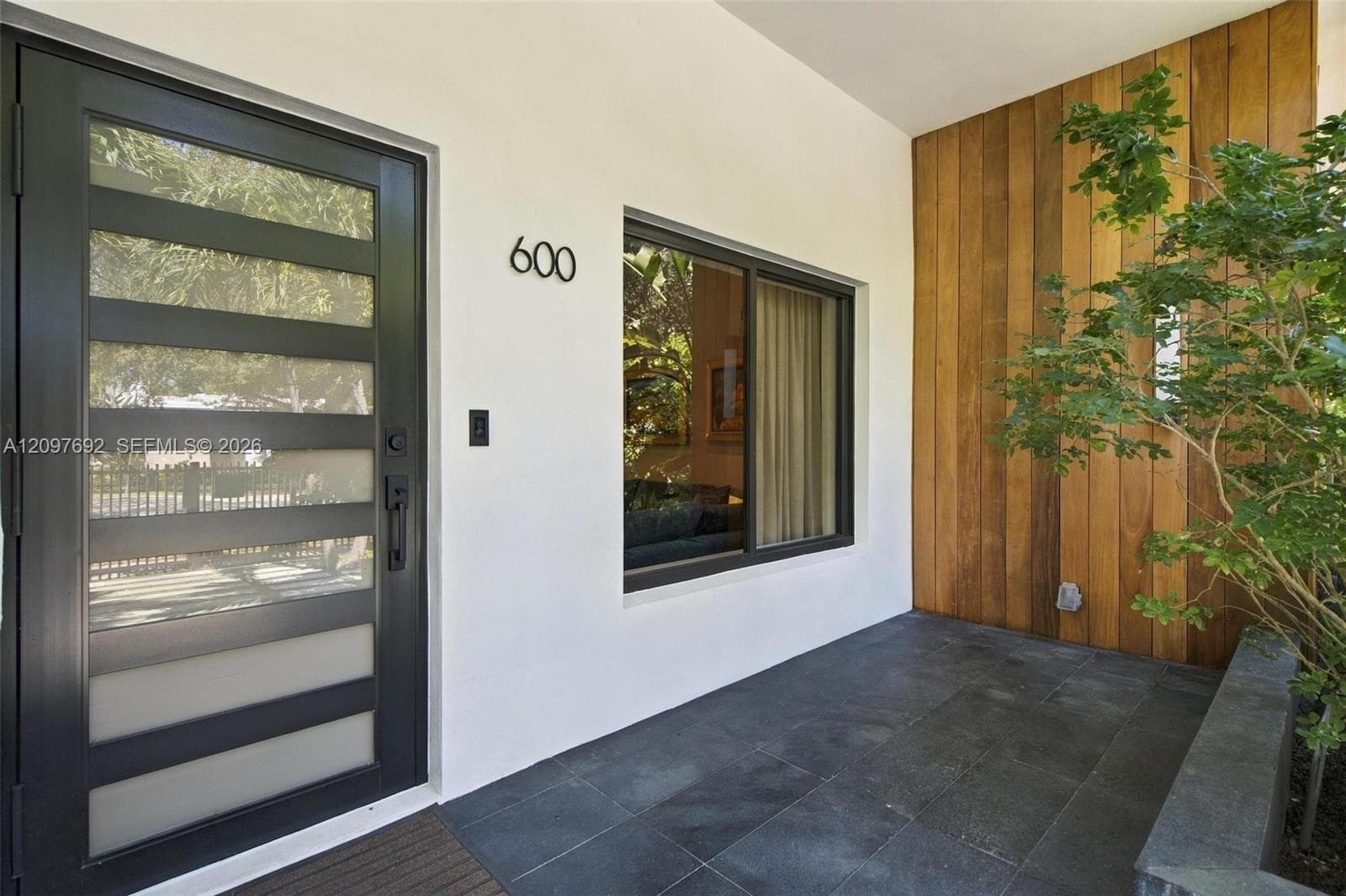 600 W 51st St photo 4