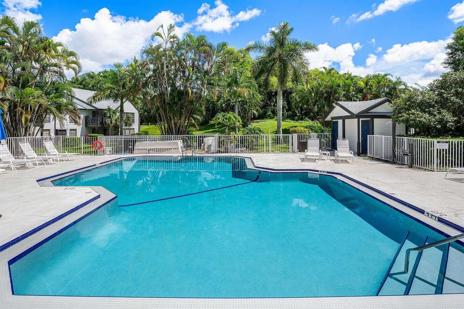 Beautiful Tropical Pool & Hot Tub
