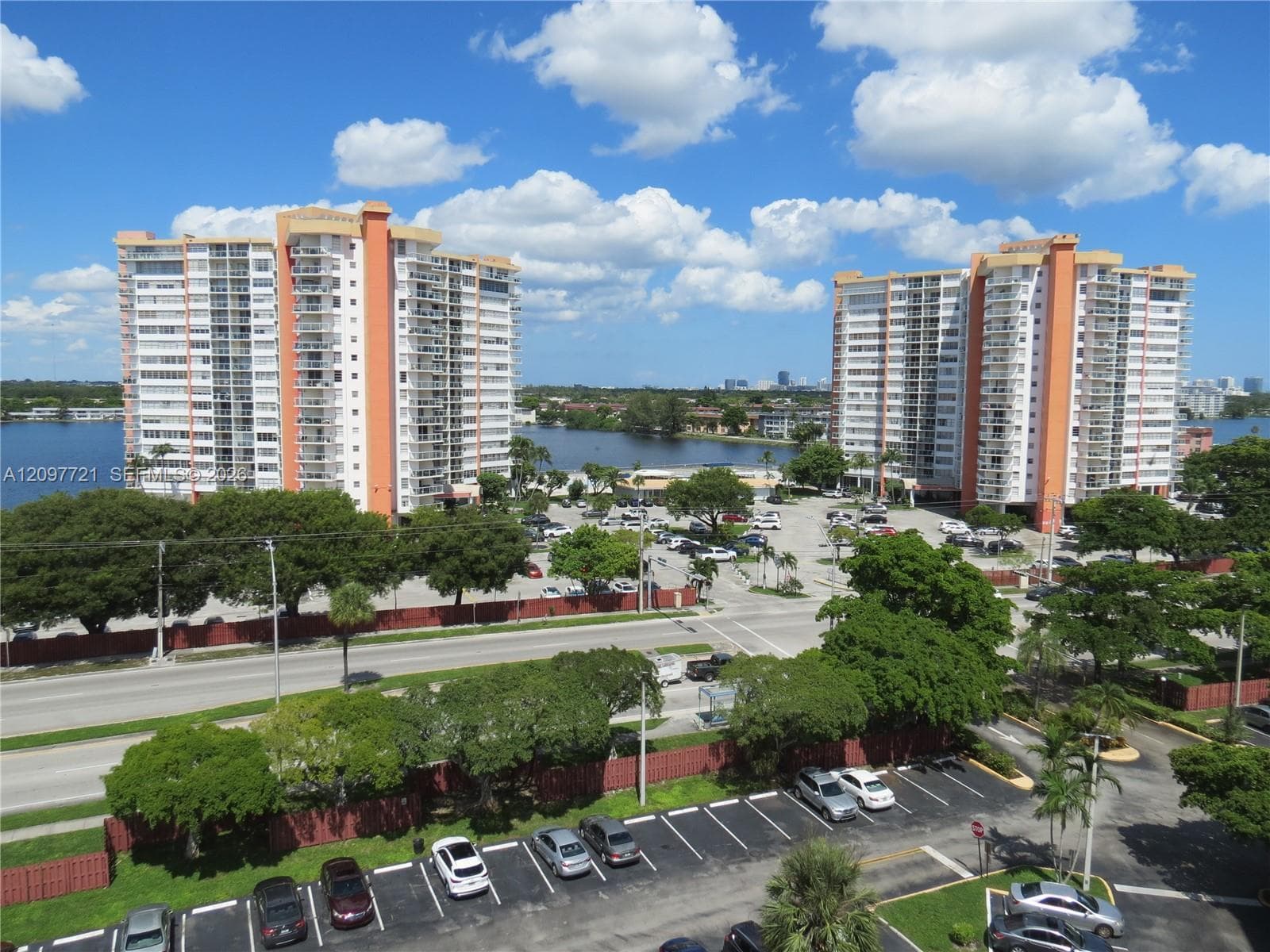 WILSHIRE CONDO · #906W in Miami - Photo 2