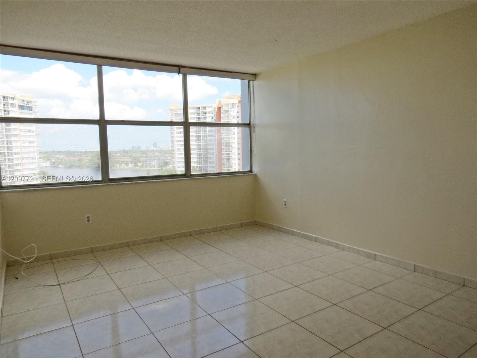 WILSHIRE CONDO · #906W in Miami - Photo 12