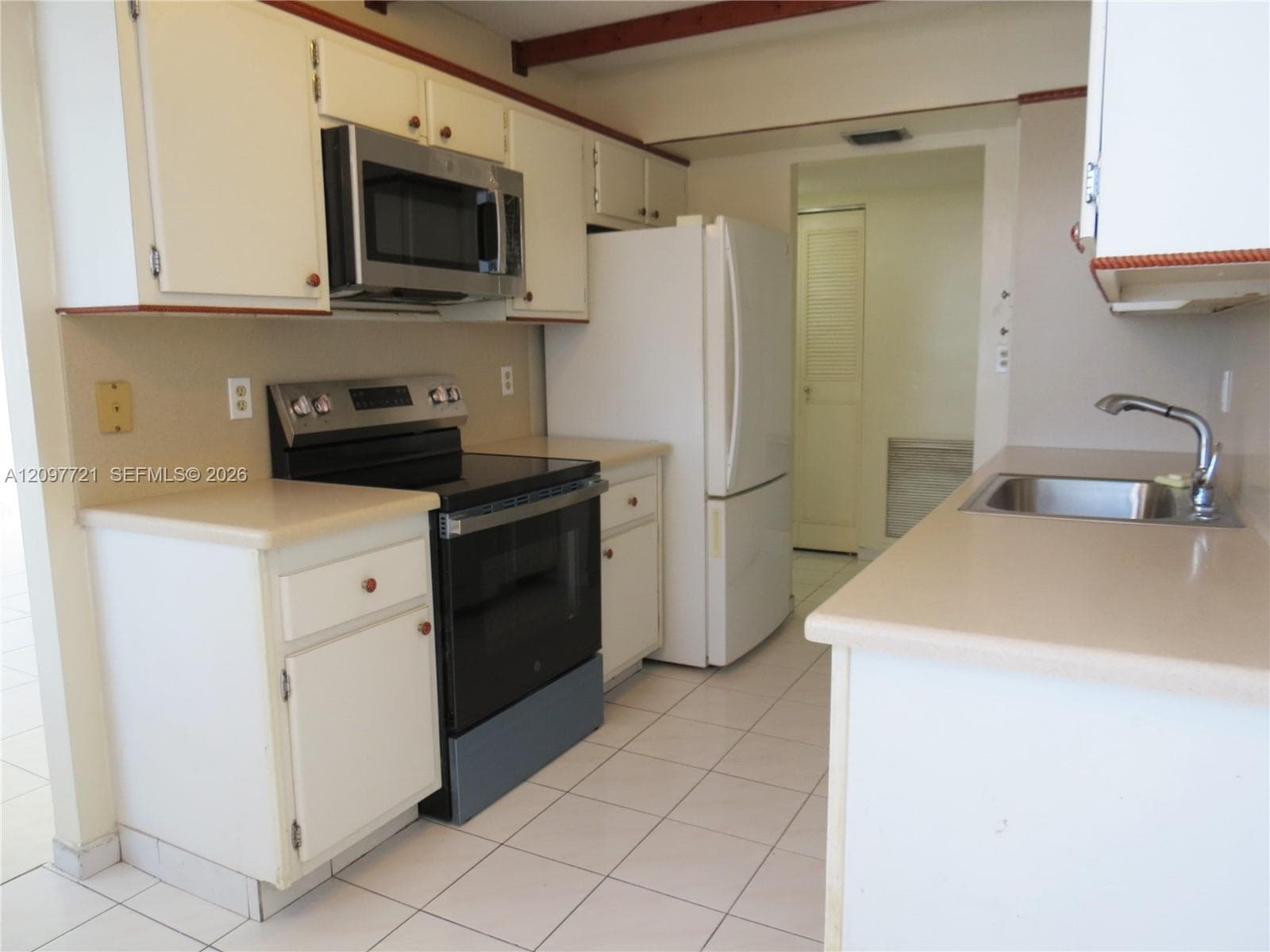 WILSHIRE CONDO · #906W in Miami - Photo 3