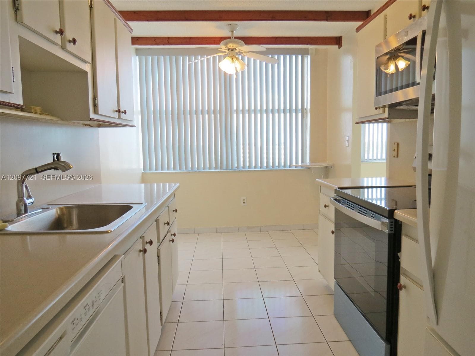WILSHIRE CONDO · #906W in Miami - Photo 4