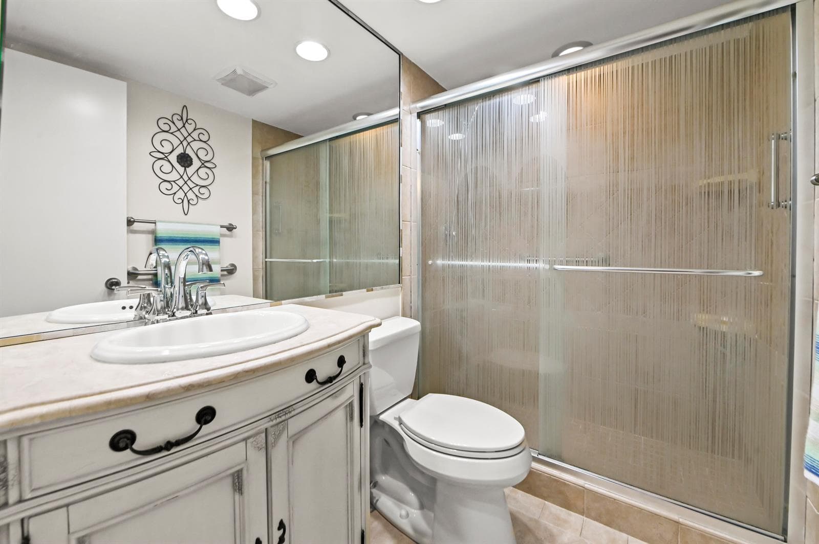 13 Bathroom 01