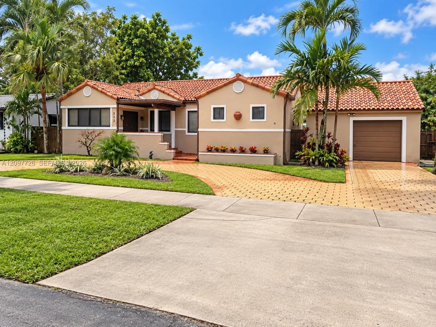 333 Whitethorn Dr photo 2