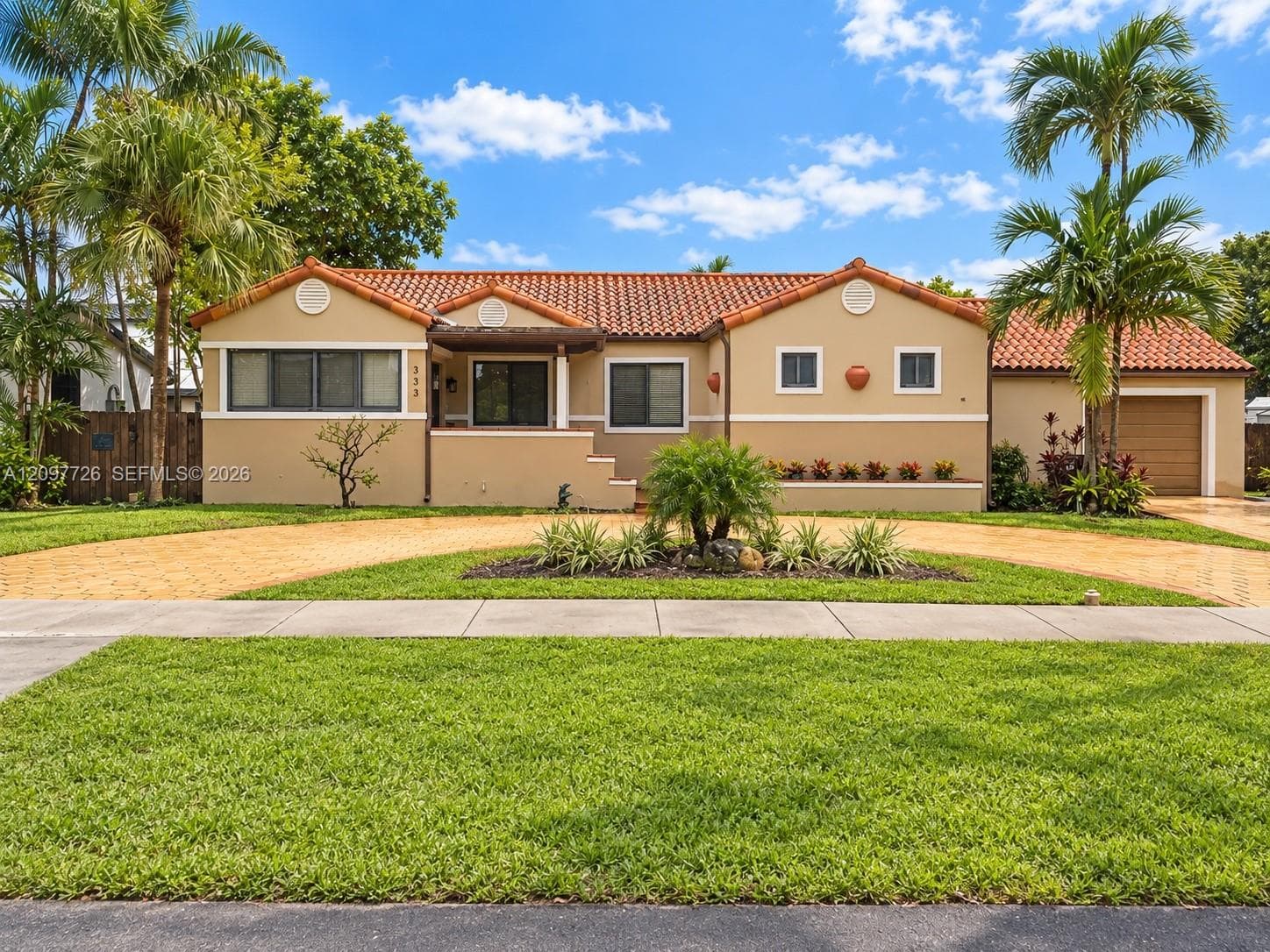 333 Whitethorn Dr photo 1