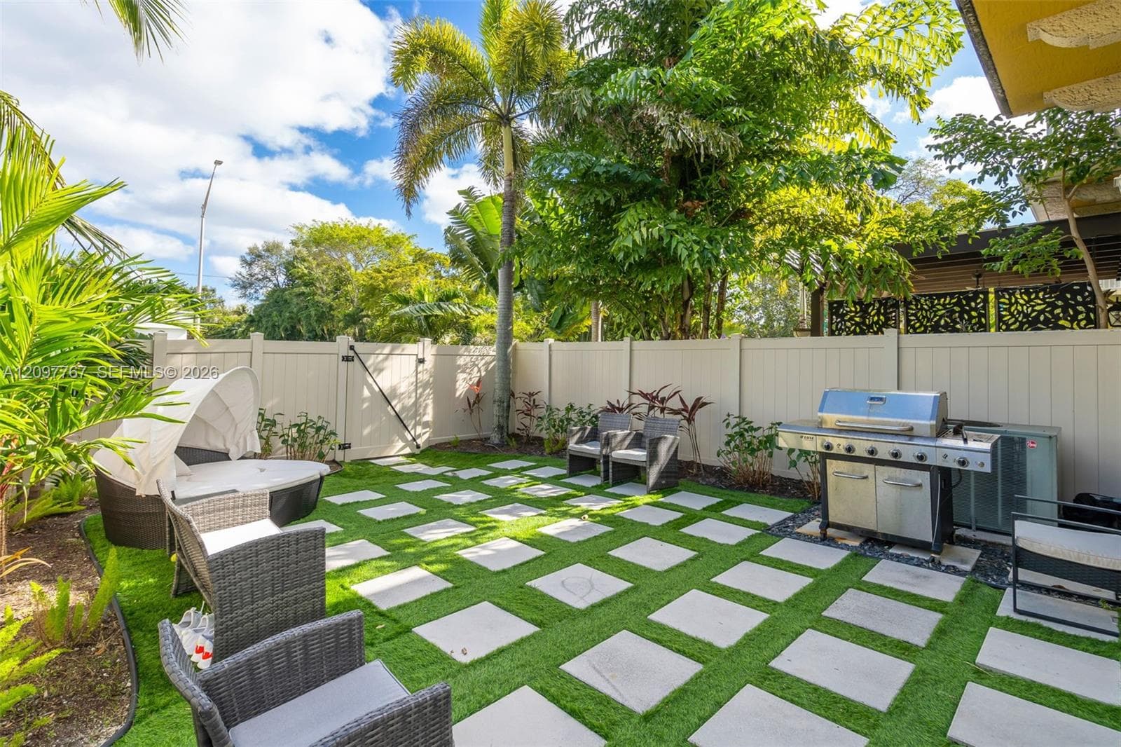 1207 SW 4th Ave #1 photo 33