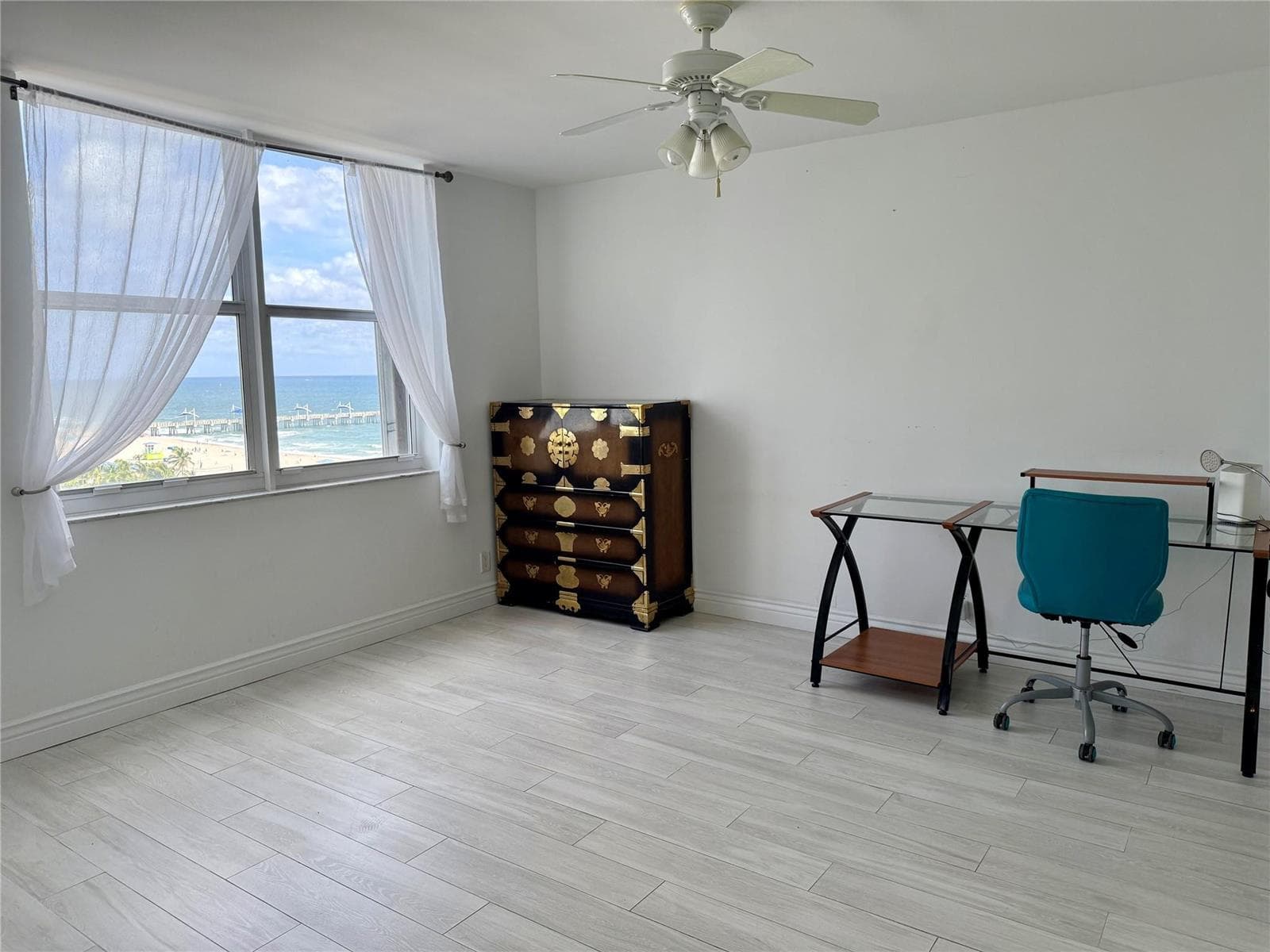 Convertible bedroom/office