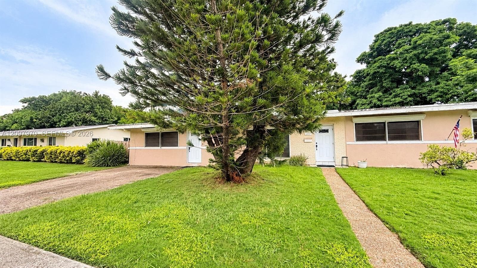 9325 SW 178th Ter photo 1