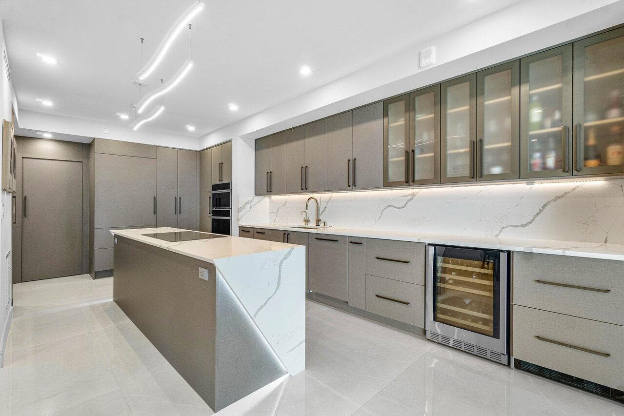 STUNNING RENOVATED KITCHEN!