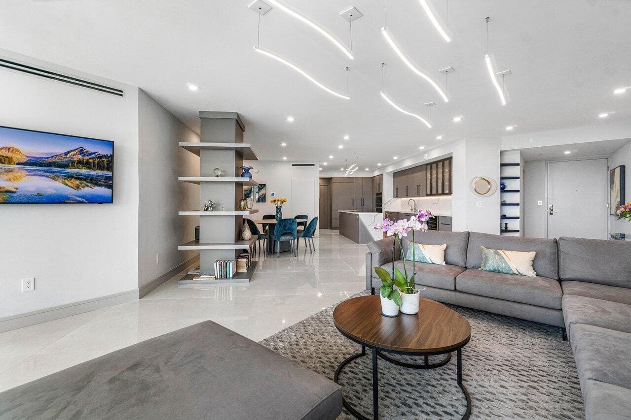 OPEN FLOORPLAN!