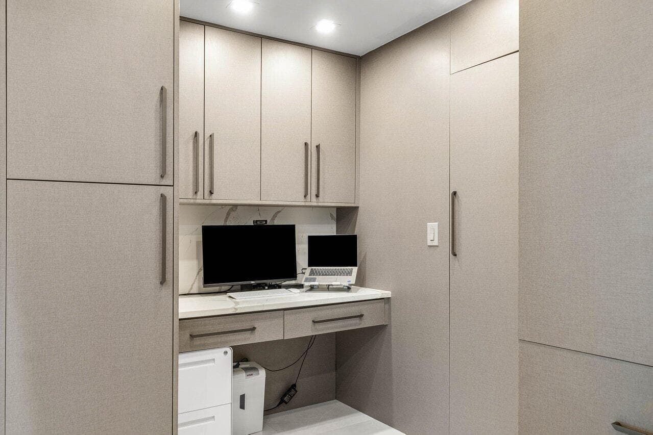 WORKING DESK AND GREAT STORAGE!