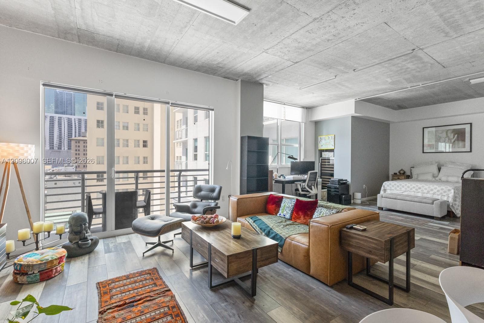 Large open concept 900 SqFt!