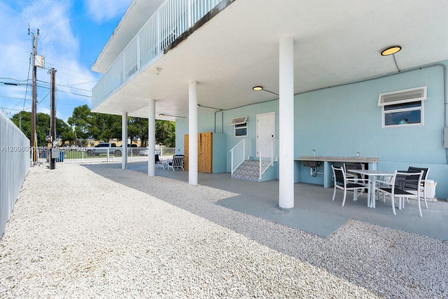 1007 Hialeah Ln photo 3