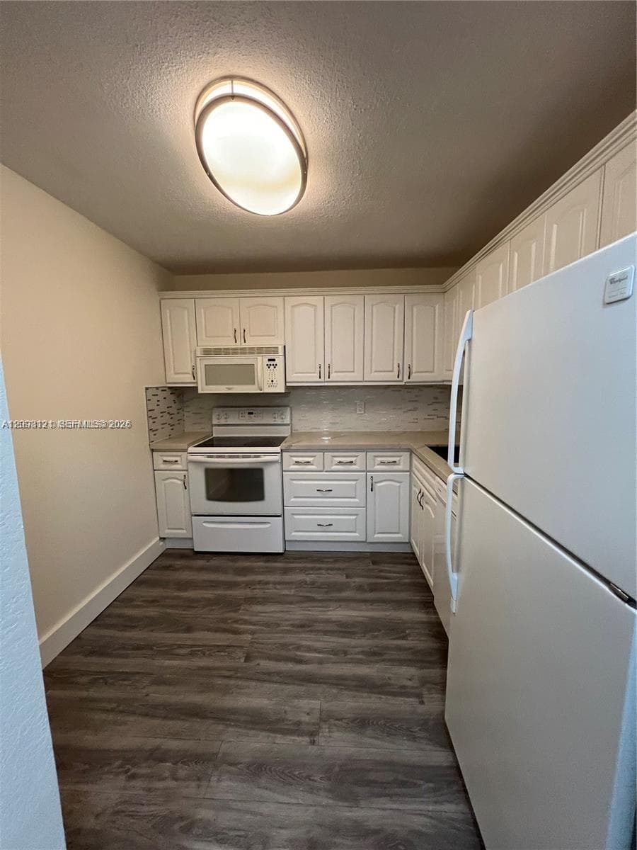 VILLAGE OF KINGS CREEK CO · #306 in Miami - Photo 2