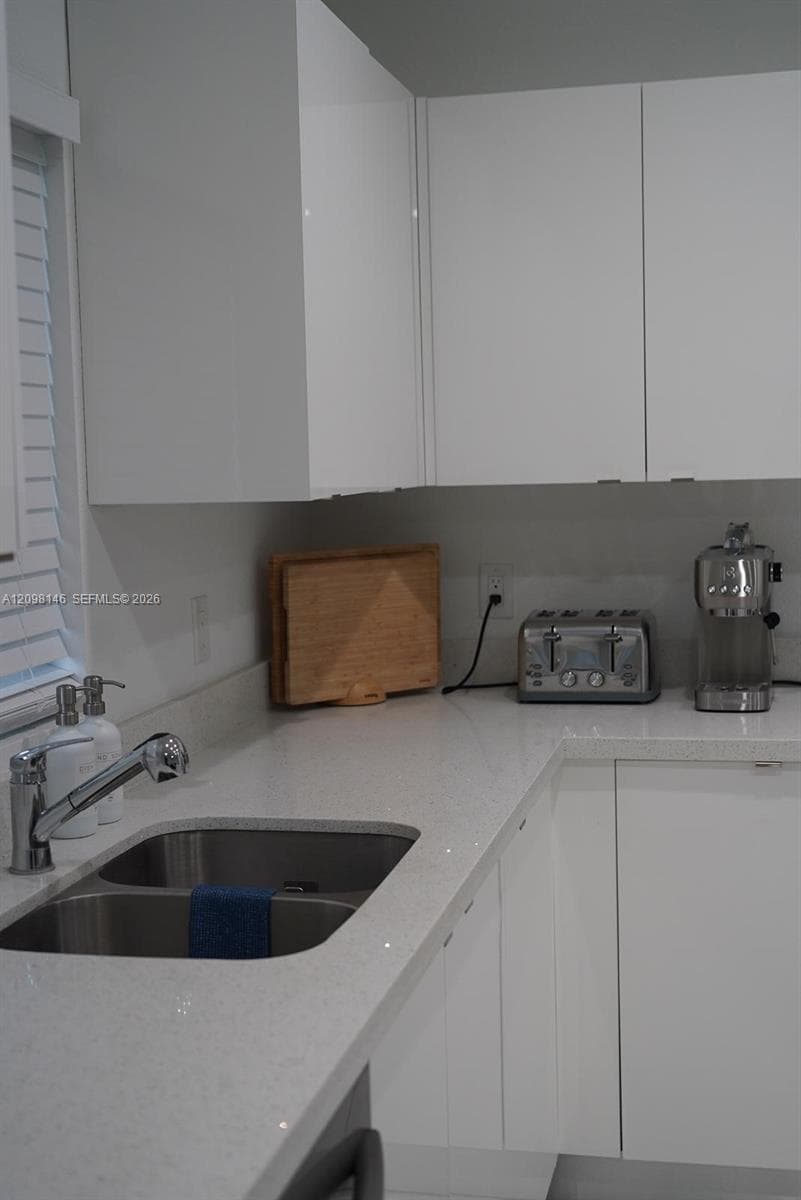 572 SW 3rd Street photo 5