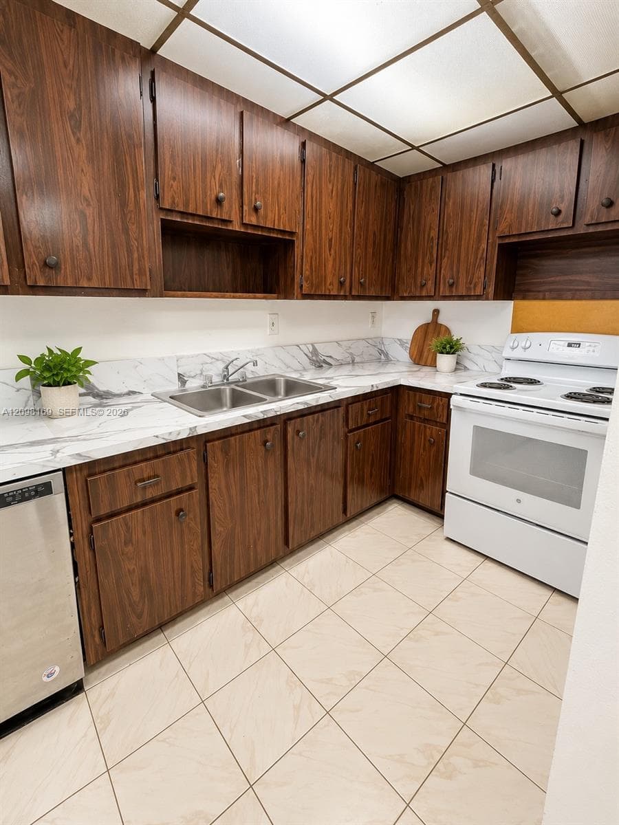 SAMARI LAKE EAST CONDO · #2350 in Hialeah Gardens - Photo 3