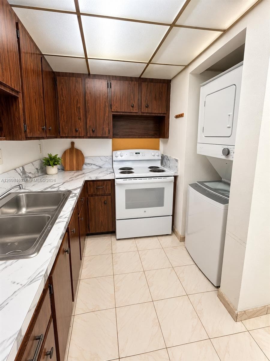 SAMARI LAKE EAST CONDO · #2350 in Hialeah Gardens - Photo 4