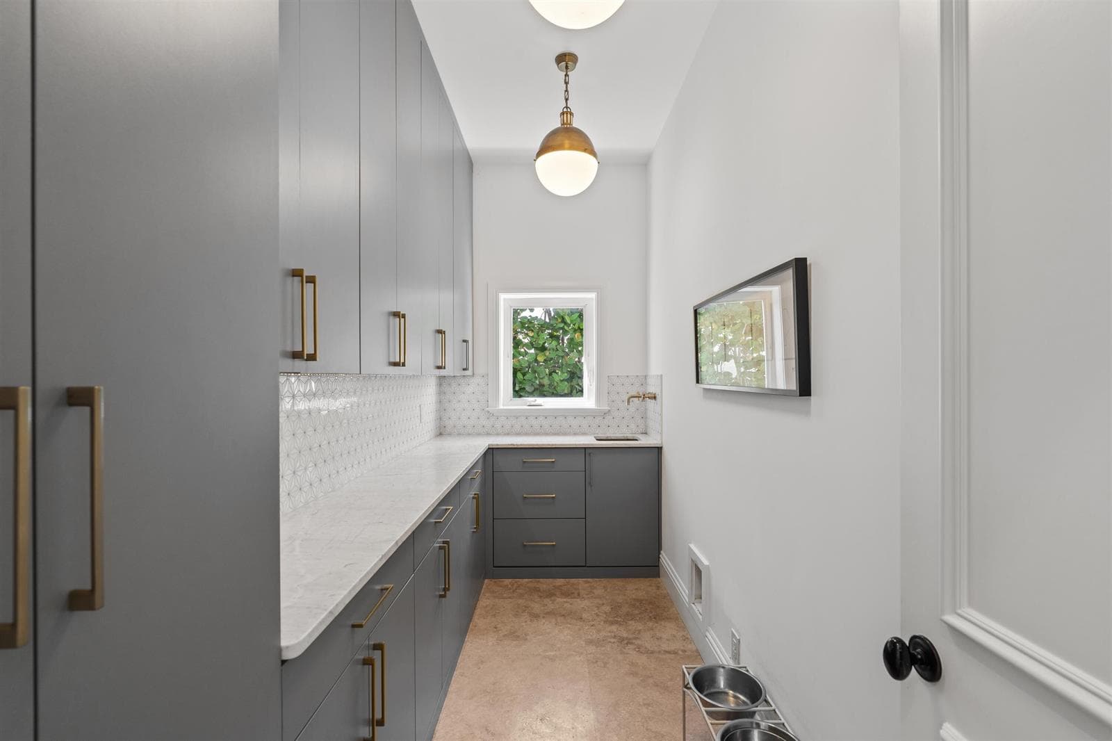 BUTLERS_PANTRY
