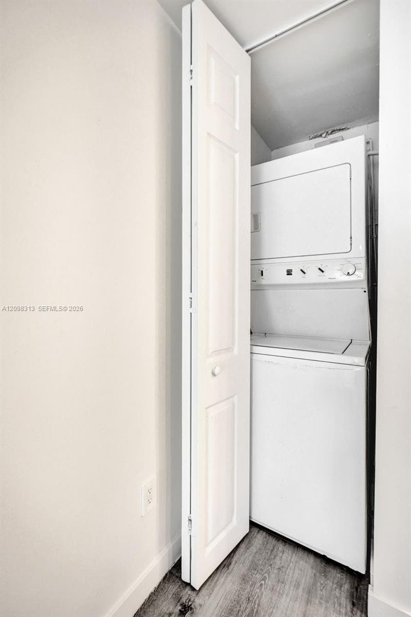 washer/dryer in kitchen