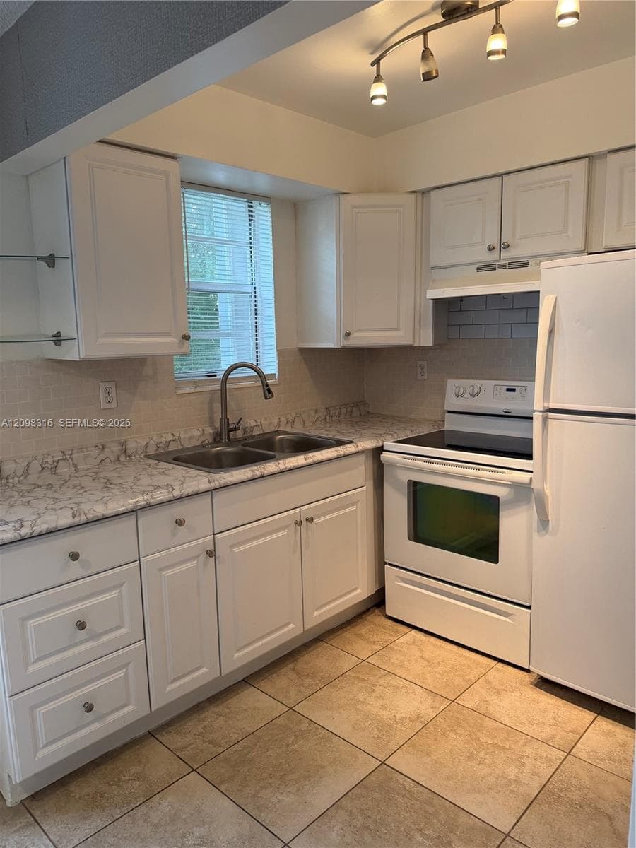 2200 Taylor St · #105 in Hollywood - Photo 15