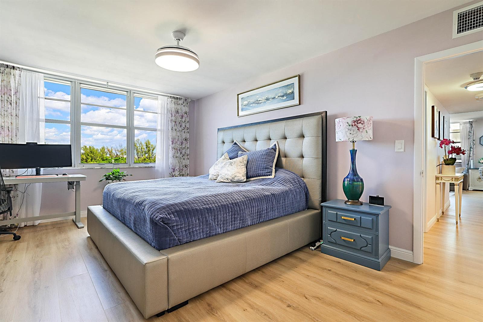 VERY LARGE AND BRIGHT PRINCIPAL BEDROOM