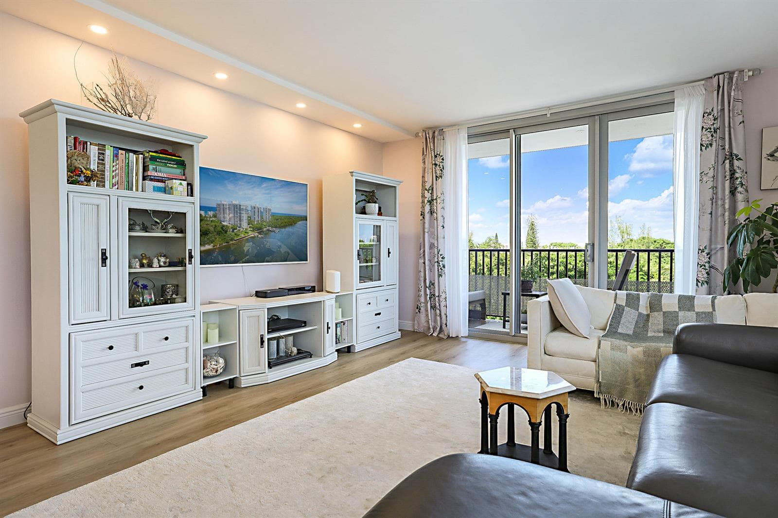 LARGE LIVING SPACE