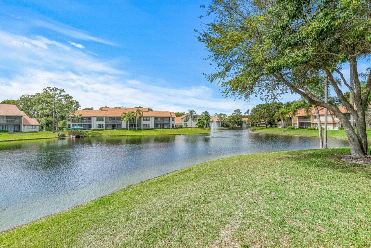 COMMUNITY LAKE