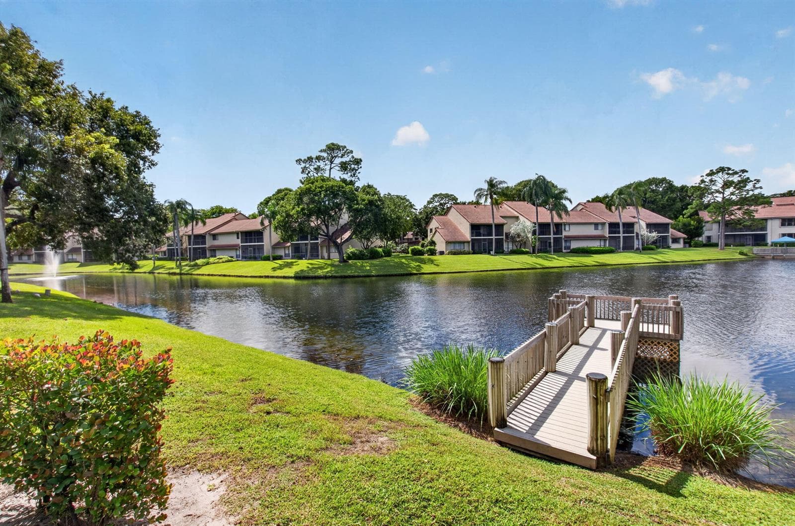 FOUNTAIN, LAKE AND DOCK VIEWS
