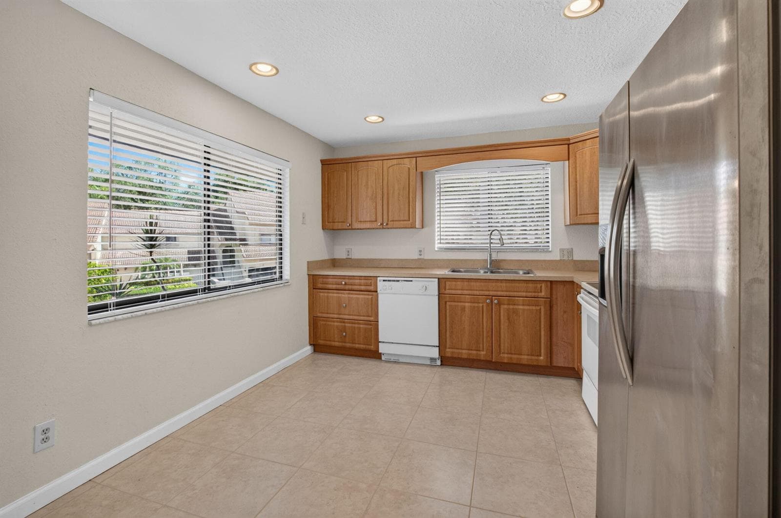 SPACIOUS KITCHEN WITH LOTS OF LIGHT