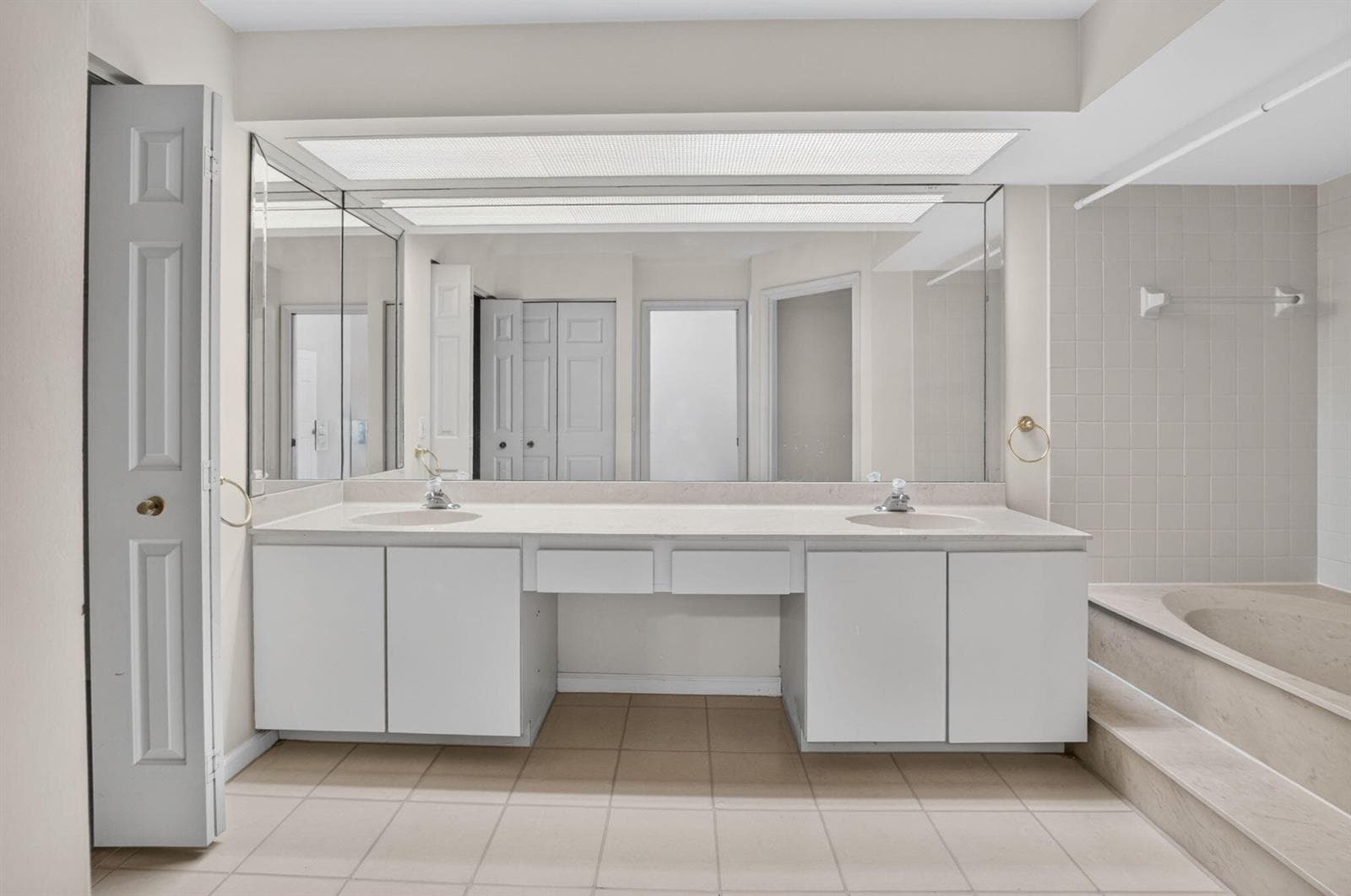 PRIMARY BATH WITH DUAL SINKS