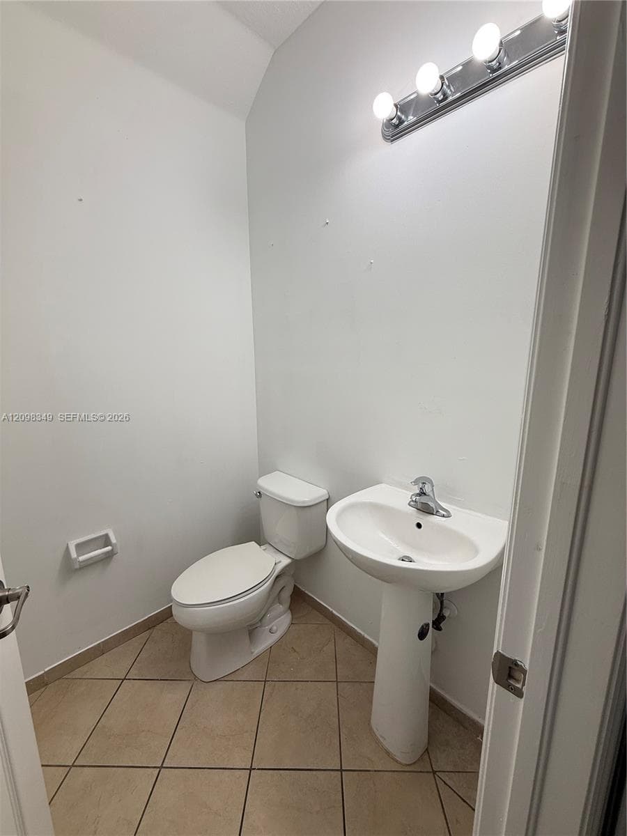 3663 NE 2nd Ct photo 7