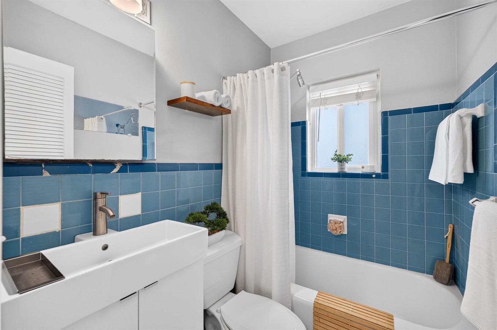 25 Main House Bathroom