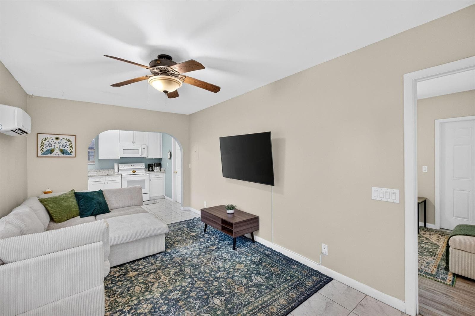 35 Guest House Living
