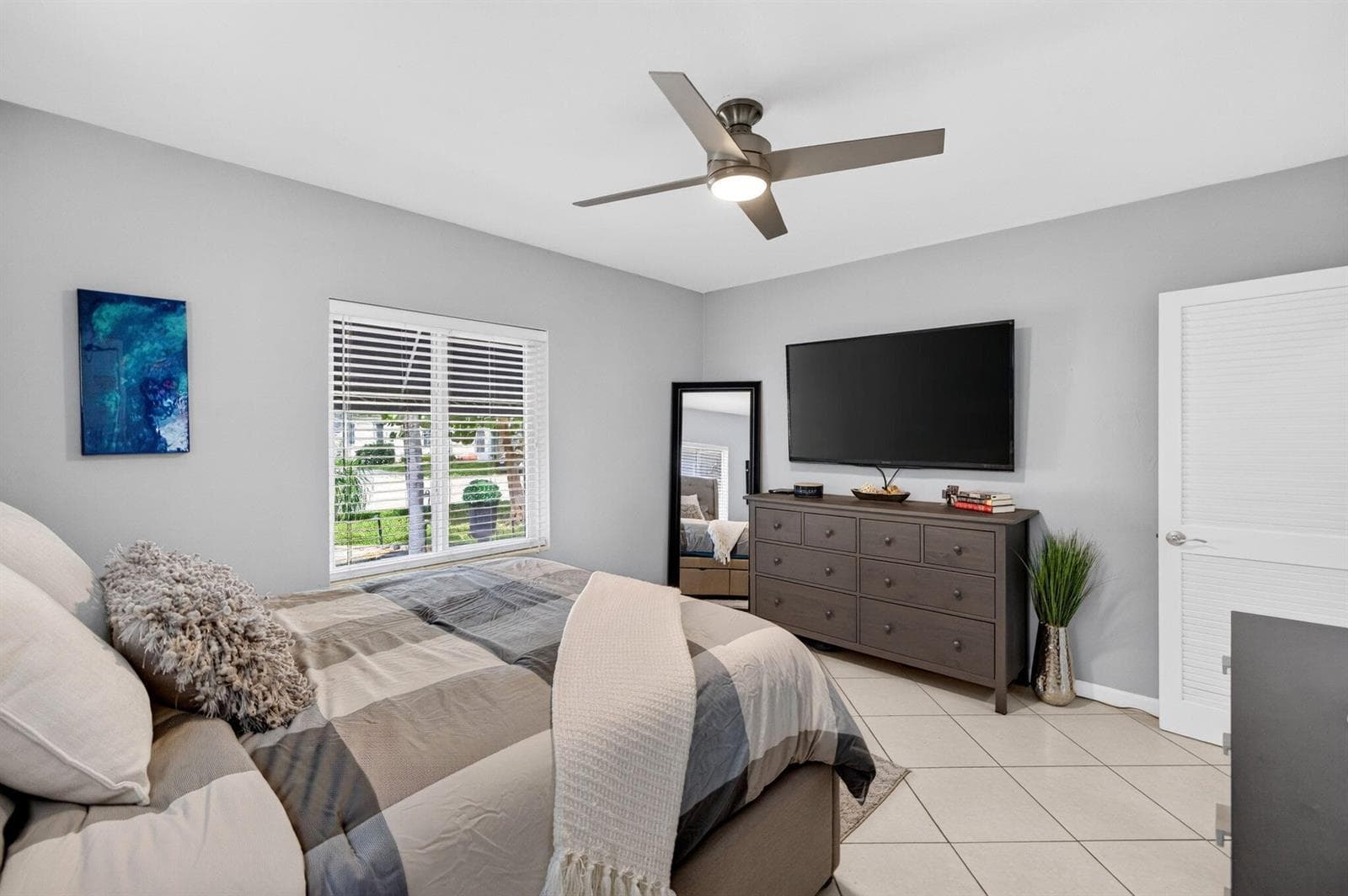 23 Main House Bedroom