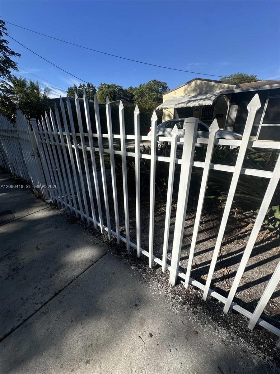 925 NW 52nd St photo 1