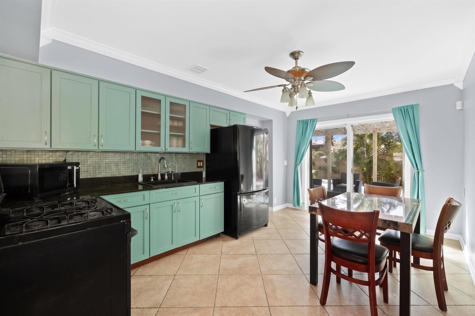 Kitchen Photo 2