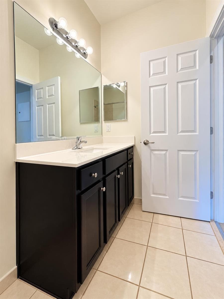 Upstairs Second Full Bathroom