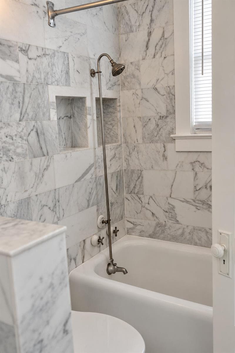 235GreenwoodDrive-Bathroom01-DSC07666