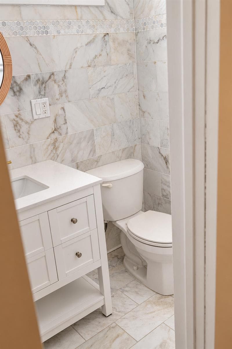 235GreenwoodDrive-Bathroom02-DSC07670